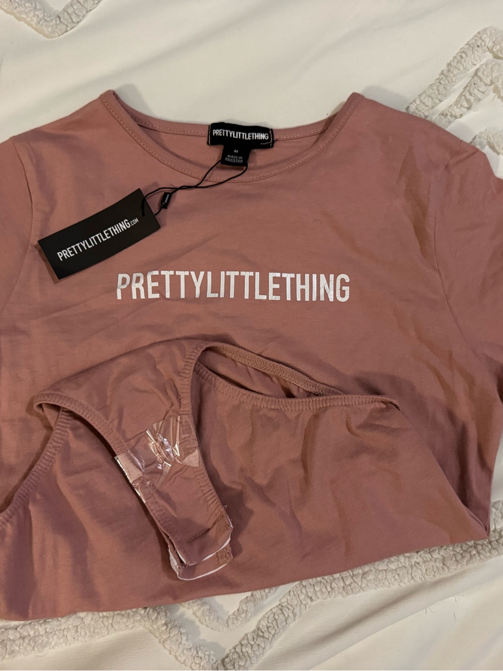 PrettyLittleThing Rose Dust Logo Crop Tee